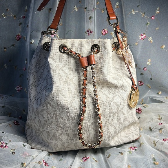 Michael Kors Frankie Bucket Bag - Picture 4 of 17